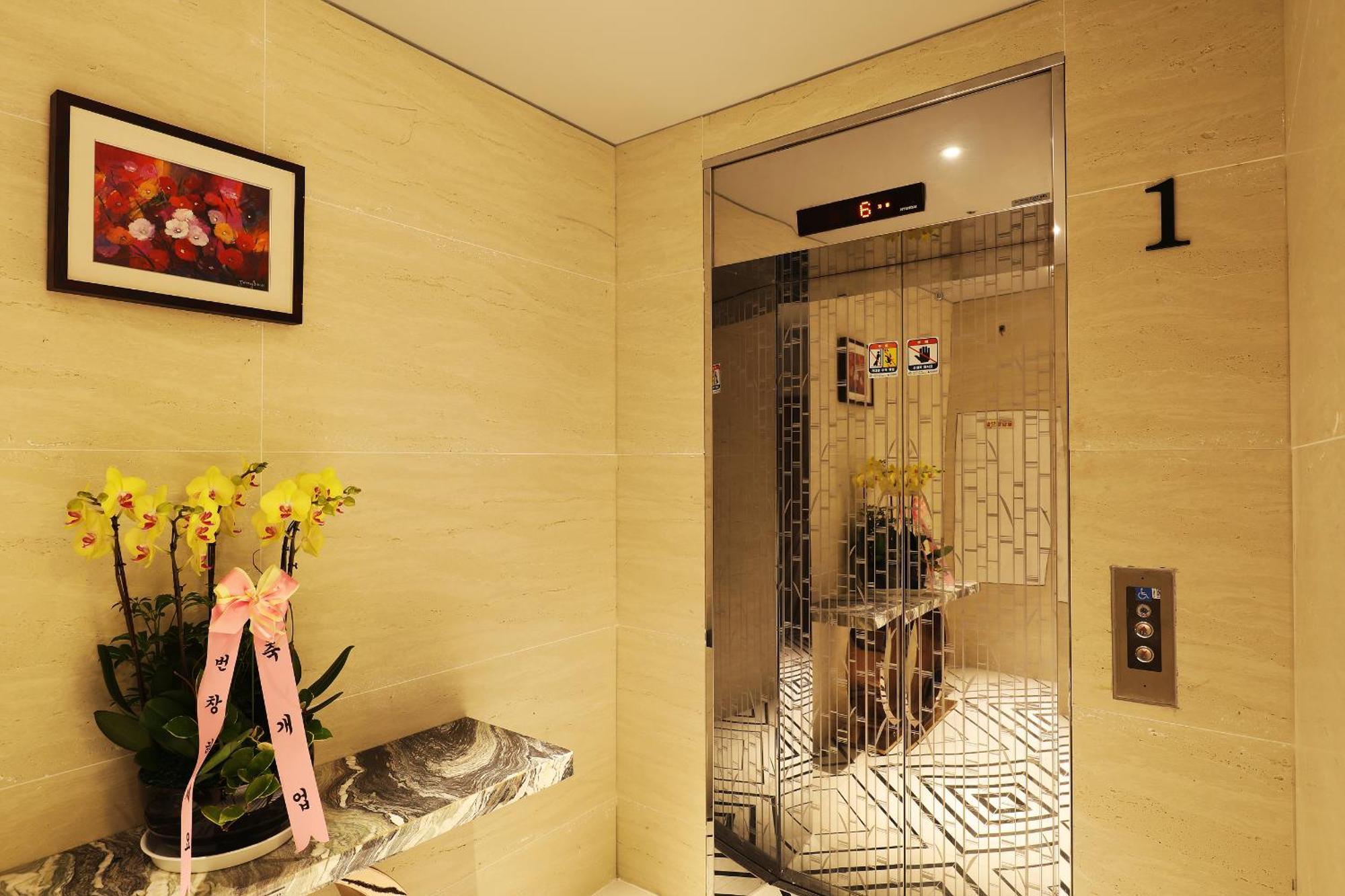 El Tower Hotel Gunsan Exterior photo